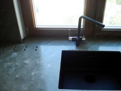 Plošča mize je okenska polica z vgrajenim umivalnikom in odprtinami za konvekcijo zraka.