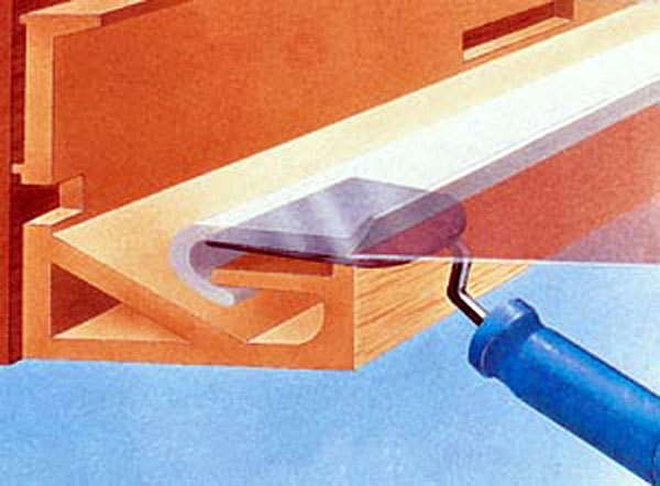 Pritrditev raztegljivega stropa po metodi harpuna.