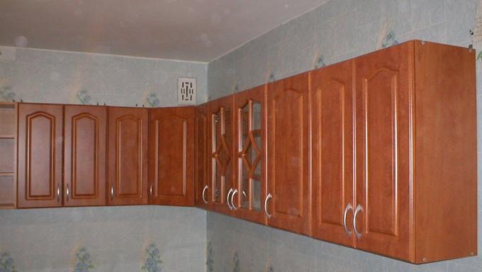 Na kakšni višini obesiti kuhinjske omare: video navodila za namestitev, fotografija in cena naredi sam