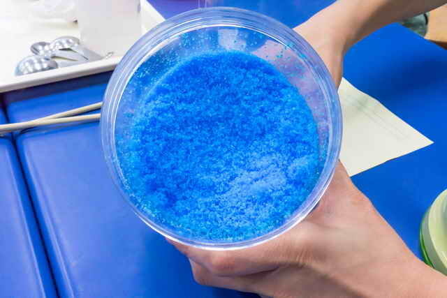 Dezinfekcijo izvedemo v raztopini bakrovega sulfata. Ilustracija za članek se uporablja za standardno dovoljenje © ofazende.ru