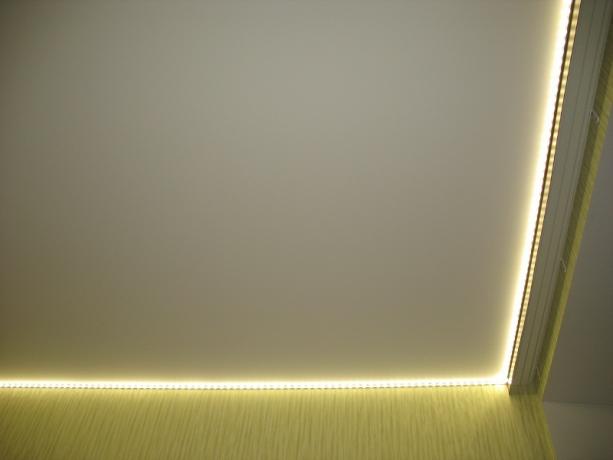 razsvetljava v kuhinji z LED trakom