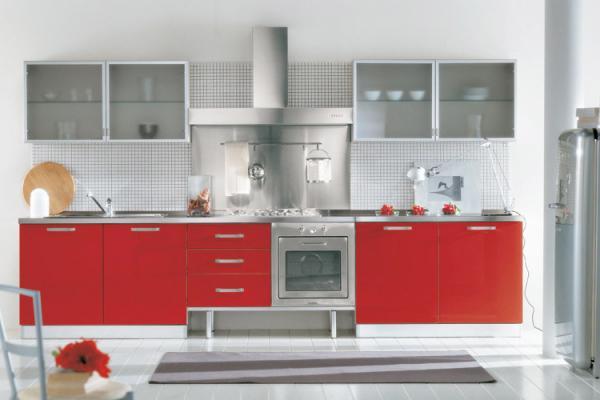 kuhinja v rdeči in beli barvi