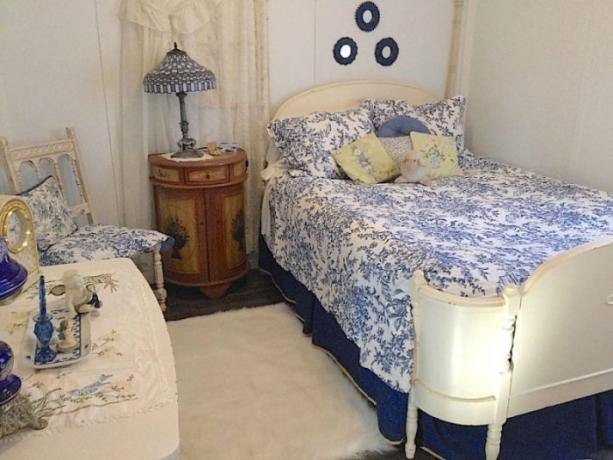 Cosy retro spalnica v beli in modri barvi.