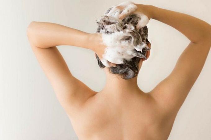 Kaj je priljubljen šampon neusmiljeno škodi za las (in kaj jo nadomestiti)