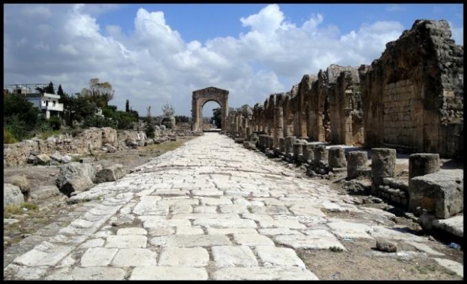 Rimljani so bili sposobni zgraditi cesto, ki obstaja še danes