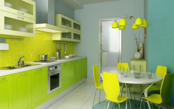 Svetlo zelena kuhinja v notranjosti z rumenim odtenkom bo popolnoma okrasila notranjost kuhinje, obrnjene proti severu