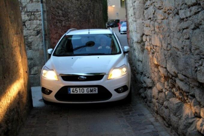 Voznik Ford komaj prikrade po ozkih ulicah Girona v Španiji. | Foto: chambersarchitects.com.
