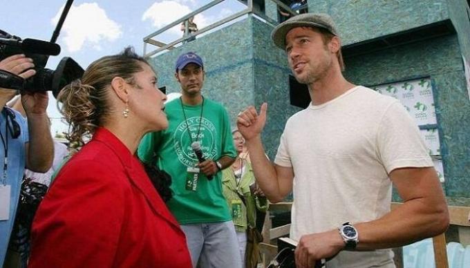 Brad Pitt v pogovoru z ljudmi na tem območju in novinarjev.