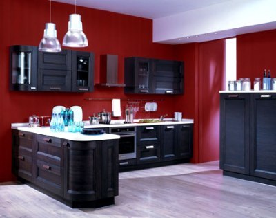 Kombinacija rjave v notranjosti kuhinje z belo in bogato rdečo
