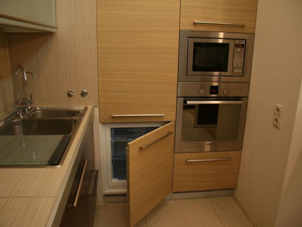 Hladilnik, pečica in mikrovalovna pečica v pohištvenem kompletu