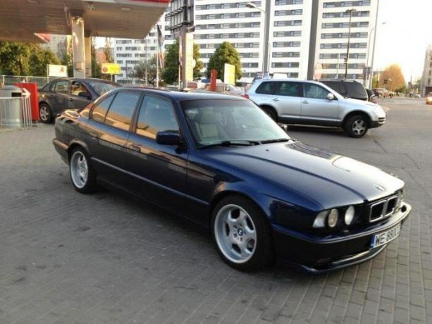 BMW serije 5 se šteje, da je "standard" avto za gangsterje iz 90-ih. | Foto: youtube.com. oglas