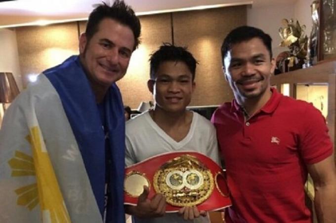 Slavni boksar zagotavlja finančno pomoč mladim športnikom (Dzhervin Ankahas in Manny Pacquiao).