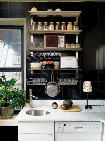 Črna notranjost kuhinje v majhnih apartmajih