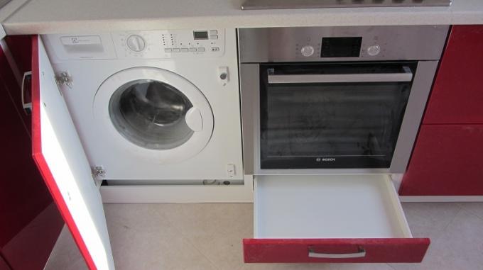 Vgrajeni pralni stroj v kuhinji, kako vgraditi pralni stroj v kuhinjski set: navodila, foto in video vadnice, cena