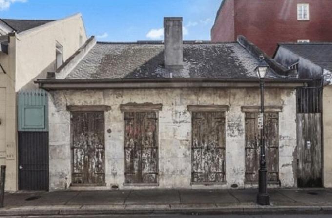 Neznačilna hiša v starem New Orleans.