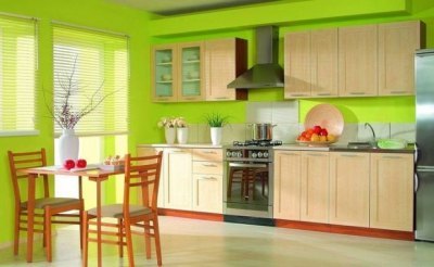 Kombinacija svetlo zelene barve v notranjosti kuhinje s kontrastnimi rdečimi detajli