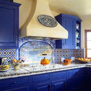 Fotografija modre kuhinje na ozadju svetlih sten
