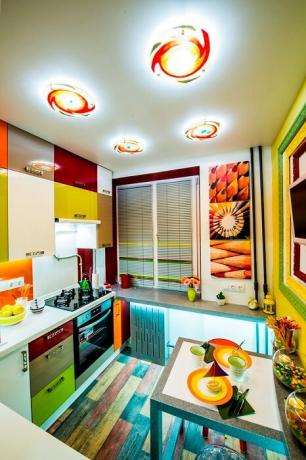 Veliko svetlih barv v notranjosti kuhinje.