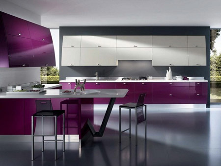 Vijolična kuhinja izgleda elegantno in privlačno.