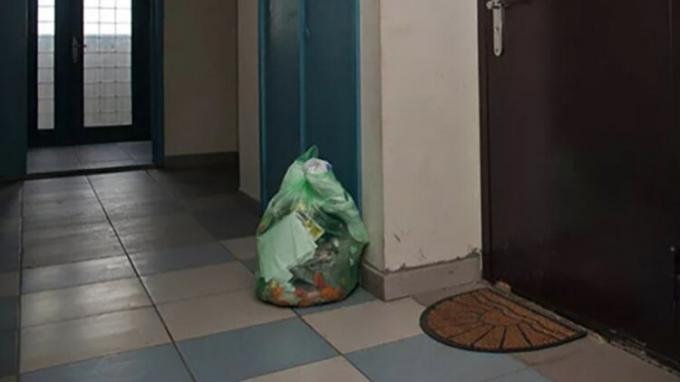Moja žena je pametna, sosede je naučila, da vrečo smeti spravijo na skupni hodnik, zdaj ne diši po odpadu.
