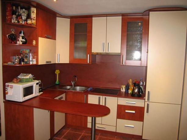 Kuhinjske omare za majhno kuhinjo (42 fotografij): DIY video navodila za vgradnjo, cena, fotografija