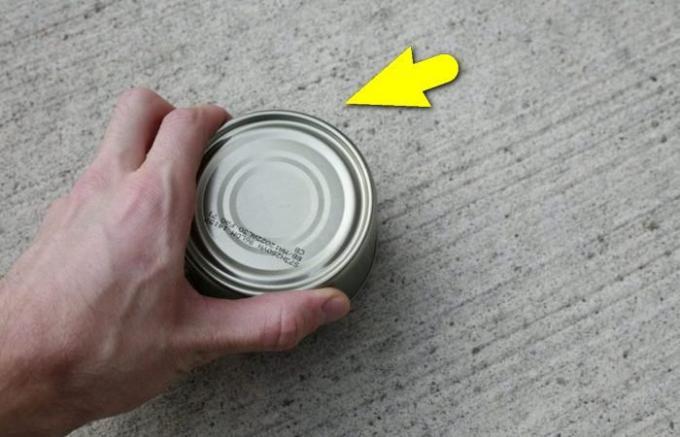 Kako odpreti konzervo hrane, ne da bi nož in steklenico odpirači: metoda Army