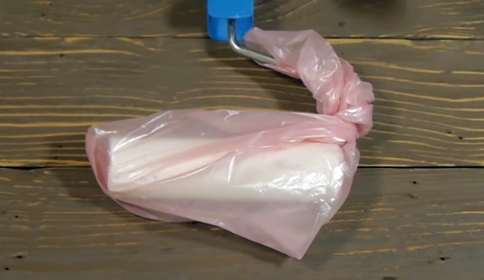 Plastična vrečka bo preprečilo orodje iz sušenja barve 