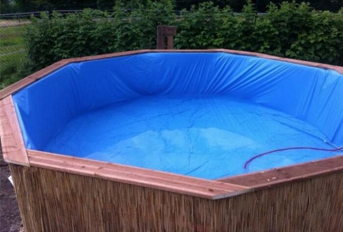 Navdušenec zgradili bazen za poletno rezidenco v običajnih lesenih palet na zasnovo iz interneta