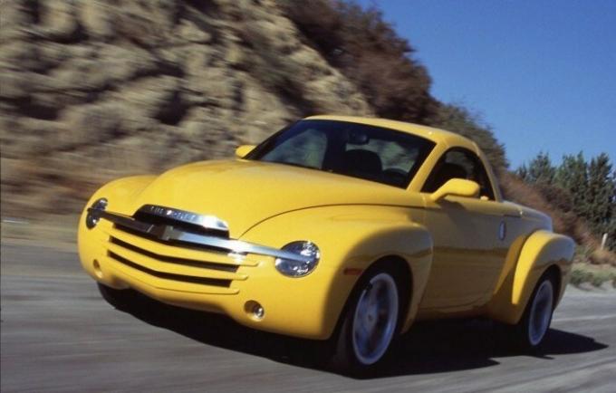 Pickup-kabriolet Chevrolet SSR izdala obdobje kratko, od leta 2003 do leta 2006. | Foto: cheatsheet.com.