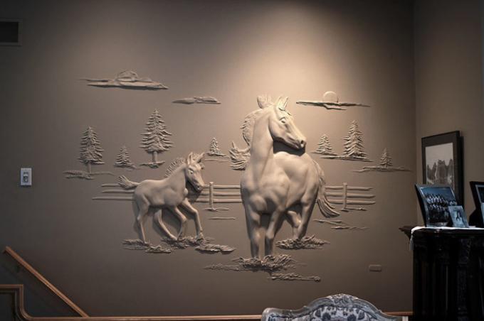 Konj in žrebe razposajenimi okrasite eno od sten v dnevni sobi. | Foto: pinterest.com.