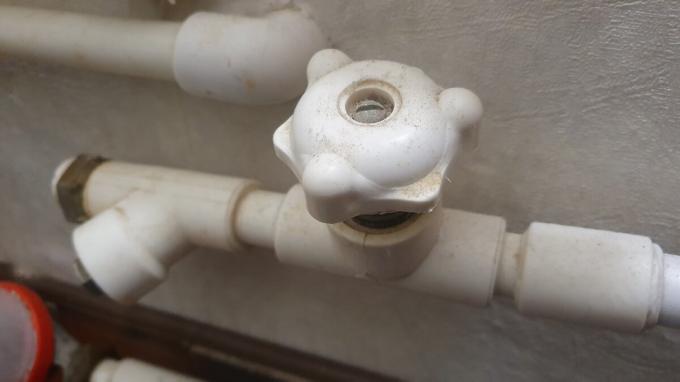 Zdaj boste vedeli zakaj se puščanja ventila in pipe. Izobraževalni program za vodovod