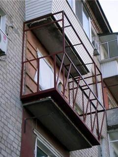 Zasteklitev in izolacija balkona mora temeljiti na vogalnem okvirju.