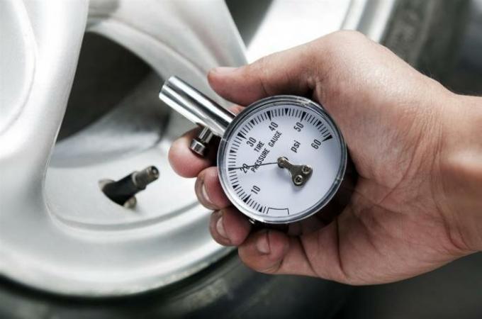 Tlak v pnevmatikah lahko znatno poveča porabo goriva. | Foto: autoglim.ru