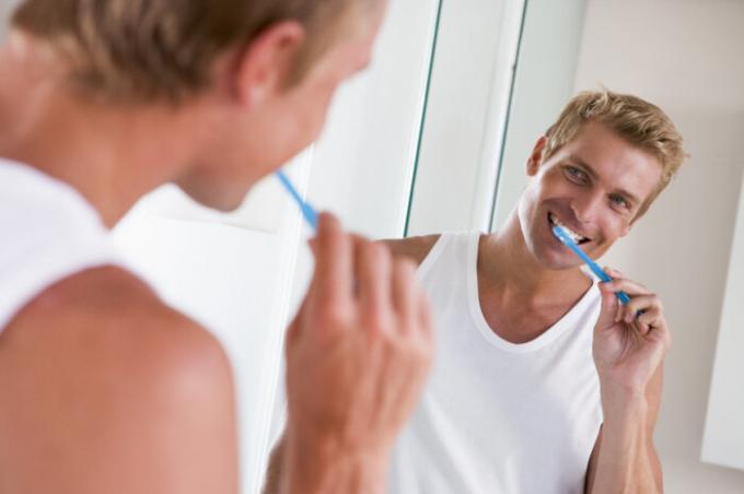 Tuširanju, ne pozabite, da temeljito očistite zobe. / Foto: static5.depositphotos.com. 