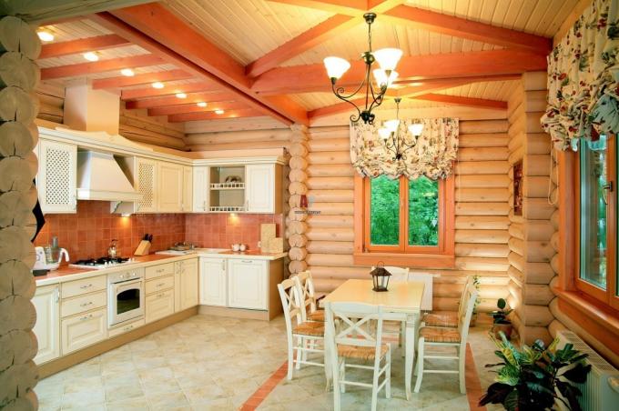 Kuhinja v leseni hiši (45 fotografij): video navodila za okrasitev z lastnimi rokami, možnosti dodelave, ureditev, postavitev, s štedilnikom, kateri strop namestiti, cena, fotografija