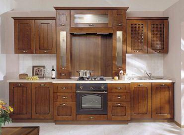 Lesena kuhinja - komplet v klasičnem slogu.