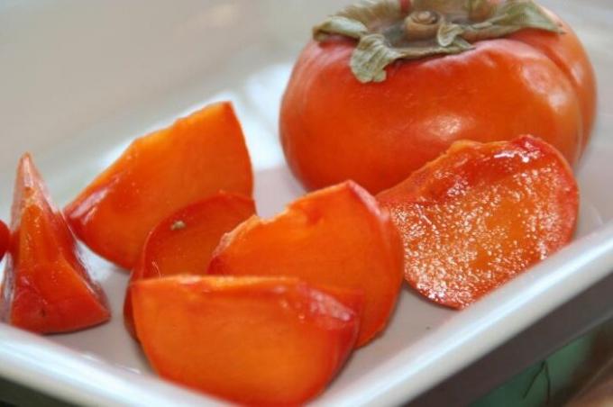 Metoda, ki bo spremenila nezrele persimmons v sladkem in zrelega sadja