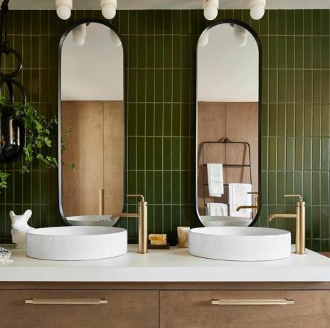 12 načinov za vizualno razširiti kopalnico s preprostim ploščice