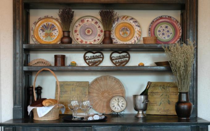 Okrasne keramične plošče (tudi ročno poslikane) bodo postale eleganten dodatek vaše kuhinje